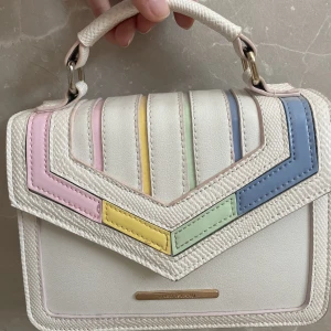 Sommrig väska✨🌸 - Jätte fin liten väska från River Island!! Endast använd en gång och är som helt ny!💕
