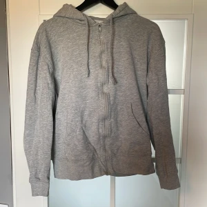 Grå ziphoodie. - Grå ziphoodie från studio total. Storlek M. Funkar som en lite större S.