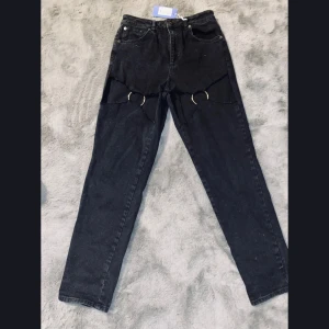 Skitsnygga jeans med ”cut-out” på framsida lår  - Jättesnygga jeans med ”cut-out” på låren (där ringarna är)  Storlek 28/32= 38 i eu storlek. Oanvända då dom var för små för mig.🥹  Pm för mer bilder☺️