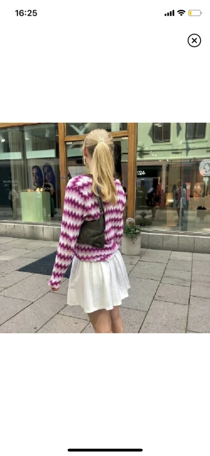 Missoni tröja - (Lånad bild skriv för fler bilder💗) Säljer denna stickade rosa tröja som liknar missoni
