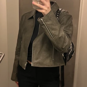 Jacka A-DSGN - Säljer denna snygga jacka från a-dsgn, då jag inte fått så mycket användning för den som jag velat🦋 Jackan är i fint skick, i princip som ny! Storlek 38🫶🏽 Köparen står för frakt🌸