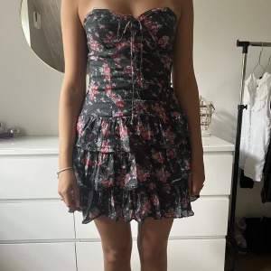 Klänning  - Så snygg klänning utan band! Storlek xs men stretchig så passar en s också💓 hon på bilden är 165cm lång⭐️