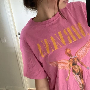 Nirvana T-shirt - I använt skick från H&M. Går att pruta vid snabb affär.