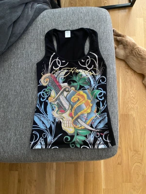 linne från ed hardy - !SPECIELLT ERBJUDANDE! få båda linnena för 300kr  linne i näst intil nyskick. Den är köpt från second hand men är väldigt fräsch och knappt använd av mig.