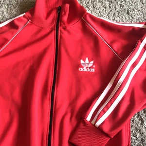röd adidas zip up - as fin adidas tröja i så bra skick. säljer den då den är lite för kort för mig i armarna