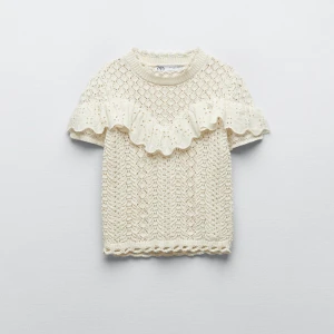 Stickad topp med volanger - Kommer inte till användning❤️ använd Max 4gånger, tröjan är väldigt liten i storlek 