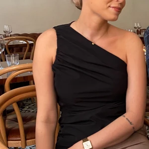 Linne från zara - Snedskuret linne från zara. Använt ca 2 ggr så i gott skick 🌼