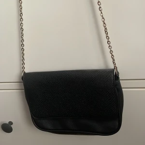 Väsk - Liten handväska med kedja i orm mönster, skulle säga att den ä i bra skick och kedjan har ej rostat.💗