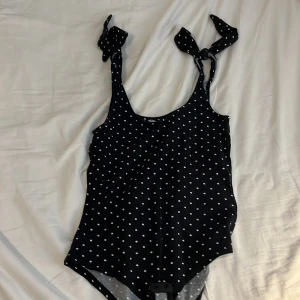 Bodylinne - Nyskick, aldrig använt. Materialet är mjukt och är därmed stretchigt.