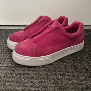 Rosa eytys  - Intressekoll på mina rosa EYTYS, det är på gränsen till försmå så tänker att det kanske finns någon annan som har nytta av dom! Det är i bra skick, och går att borsta av med en mocka borste för att hålla de rena och fina! Köpta för 1900 på EYTYS hemsida.