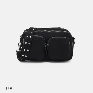 Gina tricot väska - Säljer nu min väska från gina tricot, då den inte kommer till användning. Endast använd nån enstaka gång så fortfarande i bra skick😊