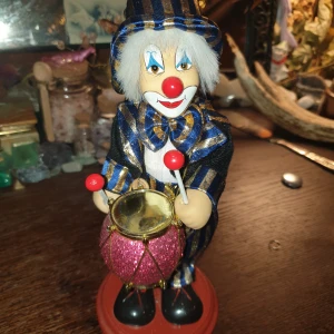 Clown prydnad - Clown klädd i diverse olika färger som spelar trumma🥁 I fint men begagnat skick (lite repor) 