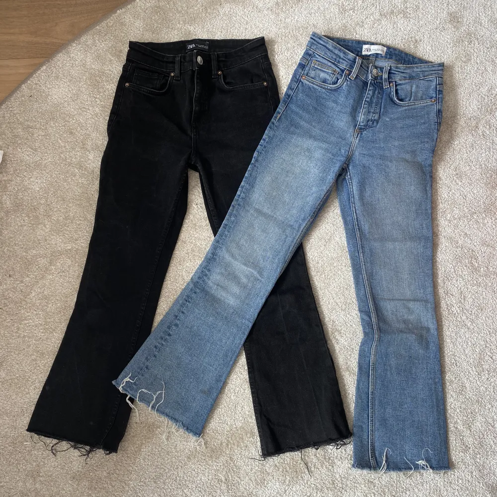 Två par jeans från zara i samma modell. Är utsvängda nertill och Midrise i midjan. Båda i storlek 34 men passar även en liten 36 och 32. Inga defekter och i bra skick! Båda för 180 eller 80 kr styck. . Jeans & Byxor.