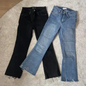 Två par jeans från zara i samma modell. Är utsvängda nertill och Midrise i midjan. Båda i storlek 34 men passar även en liten 36 och 32. Inga defekter och i bra skick! Båda för 180 eller 80 kr styck. 