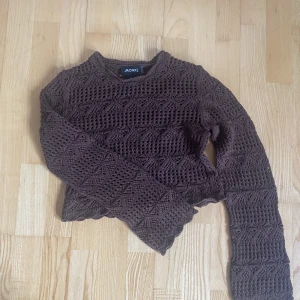 Stickat brun tröja  - Långärmad brun stickad kortare tröja. Från Monki, aldrig använd. Nypris 300kr.