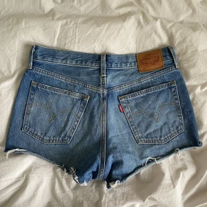 Levis shorts - Levis 501 jeansshorts i strl W28, skulle säga att dom passar s kanske även liten m💕