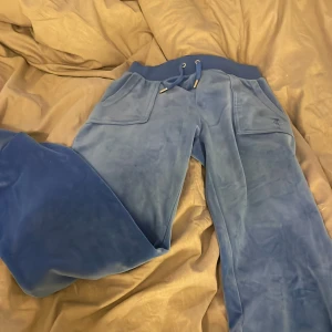 Juicy couture byxor  - Säljer mina blåa juicy byxor i stl xs, knappt använda. Köpt 1200 och säljer dom nu för 800. 