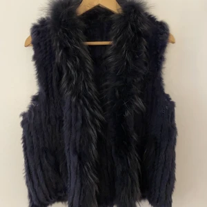 Äkta pälsväst  - Äkta pälsväst i färgen mörkblå. 