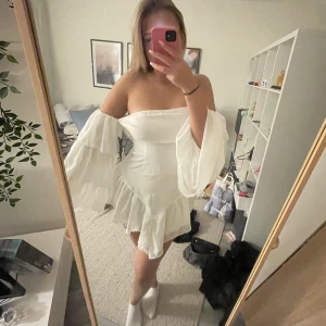 drömmig oanvänd studentklänning  - strlk 38 o för kort över rumpan på mej som är 175cm o ganska kurvig, passar nog bättre på nån kortare. dragkedja i bak som jag inte dragit upp fullt på bilden o gummi över brösten o runt så den inte åker ner. köpte för typ 600