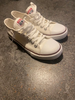 Converse - Låga Converse skor storlek 44 men lite små i storlek så passar bra till en 43. Endast provade, nyskick.