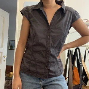 Figursydd skjorta  - En ascool figursydd skjorta!! Står storlek 42 men passar mig som har 36:) 