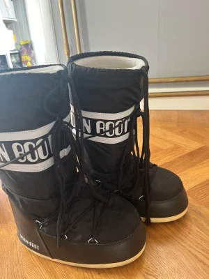 Vinterskor❤️ - Säljer mina fina moonboots då dom är för små för mig som har storlek 42, de är dom skönaste vinterskorna så vill verkligen att dom ska komma till andvändning, pris kan alltid diskuteras💕