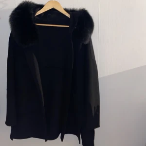 Vinterkappa - Säljer denna vinterkappan från Garoff som är i äkta päls, den har även en knytskärp samt stora fickor. Pälsen kan också tas bort.  enkelt. Är i storlek M men passar för andra storlekar också. Pris kan sänkas vid snabb affär. Nypris 6000 kr