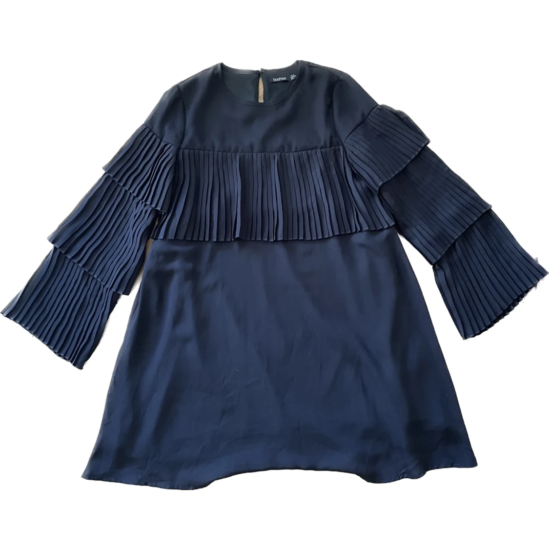 Jättesnygg svart kort festklänning