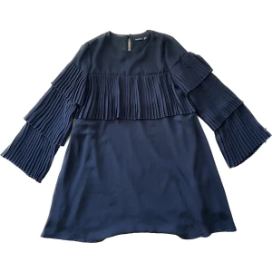 Jättesnygg svart kort festklänning - Säljer nu den coolaste svarta korta klänningen med så fina detaljer från Boohoo. Helt oanvänd! Perfekt nu i höst! Vid intresse, skriv gärna 💕 