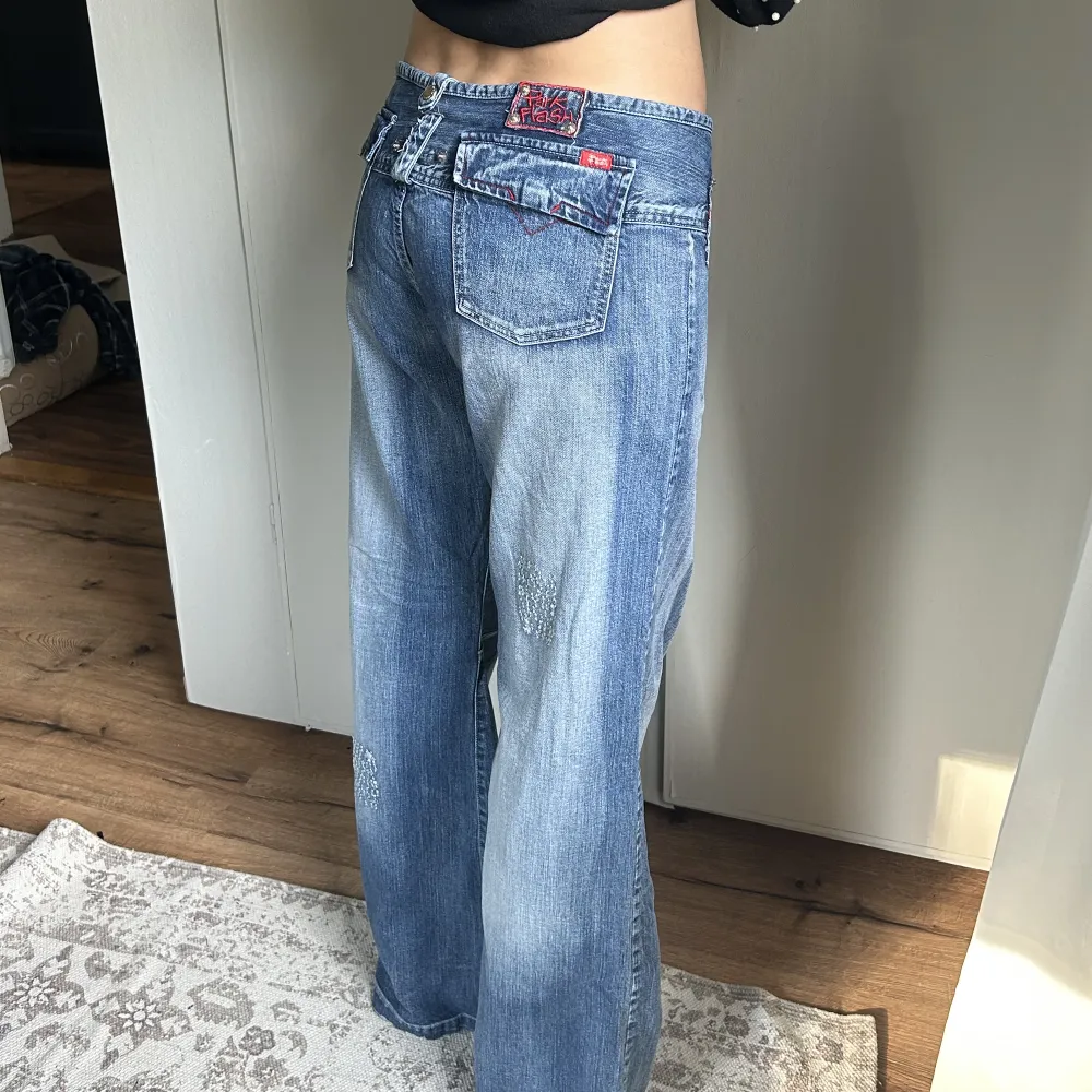 Breda låga vintage JEANS!! Vill så inte sälja dem men tyvärr är de för små för mig (min mamma på bilderna) Materialet går att stretcha lite❤️Den har dock en liten knapp som är sönder men det är inget som syns när man har på sig dem❤️storlek s/m!. Jeans & Byxor.