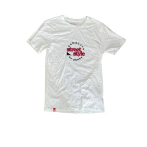 Street style  - Hej! Seljer nu denna helt nya aldrig andvända street style tröjan i srtl S. Skriv för mer information. Pris kan diskuteras!