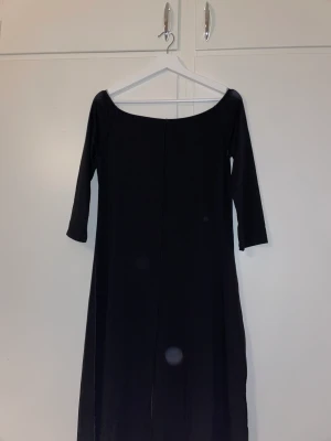 Svart klänning  - Svart off shoulder klänning, aldrig använd 