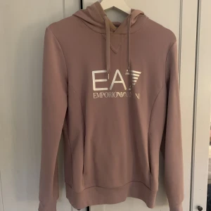 Hoodie  - Hoodie från Armani, storlek S, nypris: 1100🤍