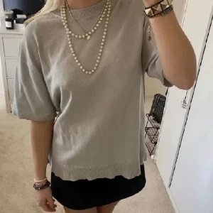 Underbar stickad tshirt  - 🩷Lånad bild 🩷säljer min stickade t shirt i finstickad material, som tyvärr är slutsåld och inte produceras längre. Storlek S