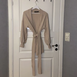 Beige kofta  - Varm och skön kofta. Koftan är använd 1-2 gånger. 💞