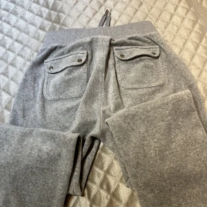 Grå juciy couture  - Grå juciy byxor i storlek xs/s. Använda & tvättade ett par gånger.