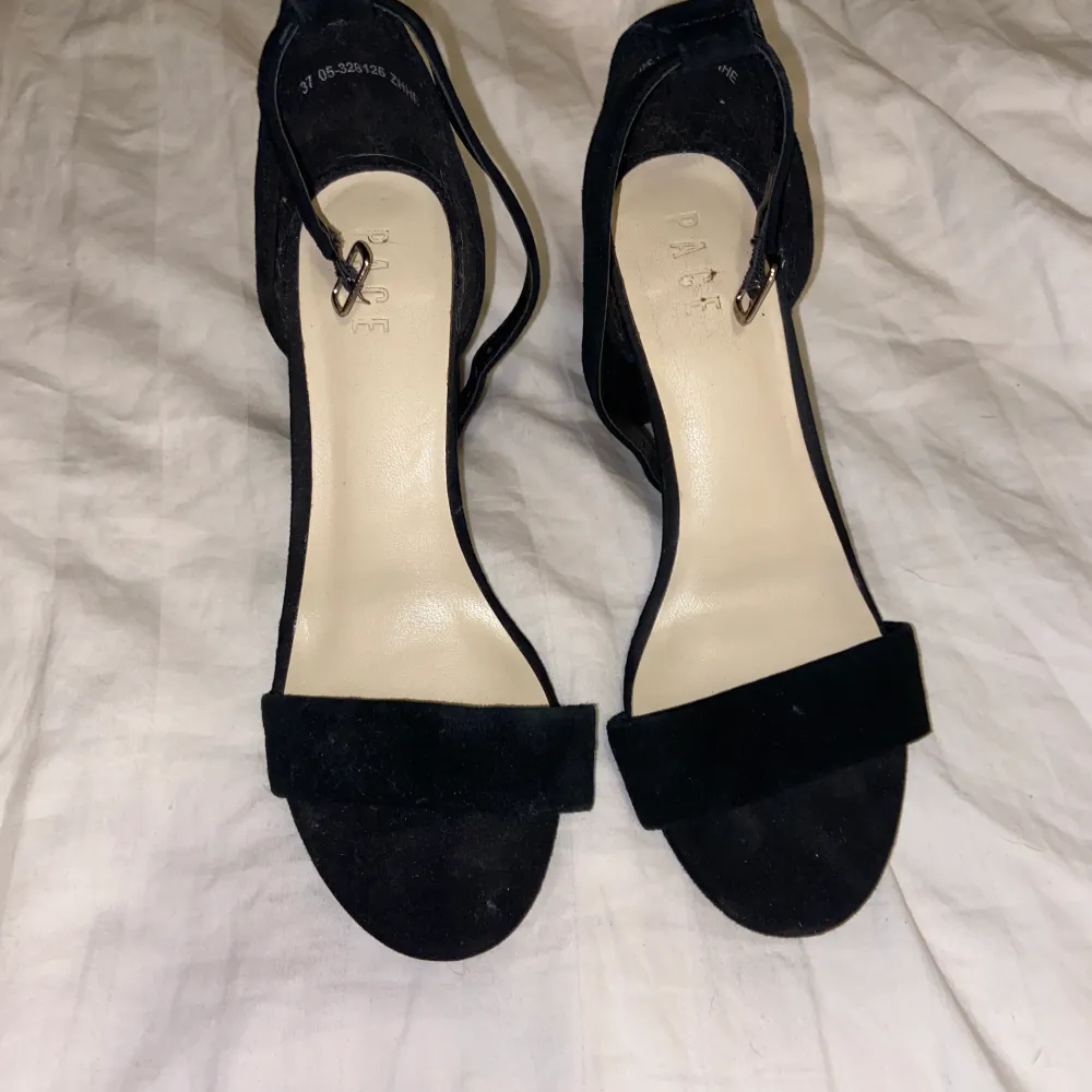 Ett par fina svarta klackskor från Din sko. Skorna är använda vid ett par tillfällen. 💞. Skor.