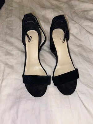 Svarta klackskor  - Ett par fina svarta klackskor från Din sko. Skorna är använda vid ett par tillfällen. 💞
