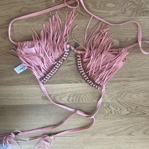 Rosa bikinitopp med fransar  - Rosa bikini topp med hängande fransar från hunkemöller  Oanvänd  Stl s 