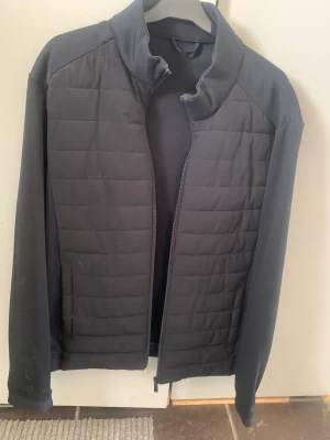 Zara jacka - Storlek L. Köpt från zara, lite tecksn på användning men inga stora. Rekommenderar 