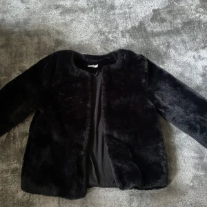 Päls jacka  - En jätte fin svart pälsjacka. Materialet är jätte skönt, andvänds inte längre.  Jag har storlek S på jackor, denna passar fortfarande 