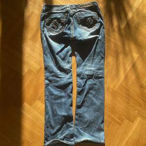 Snygga rockrevival jeans i stl 31💕💕 Midjemått 90cm innerbenslängd 80cm längd 100c
