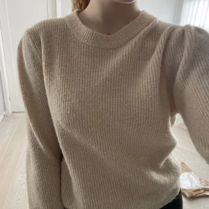 Beige stickad tröja - Stickad tröja från nakd i storlek small❤️❤️