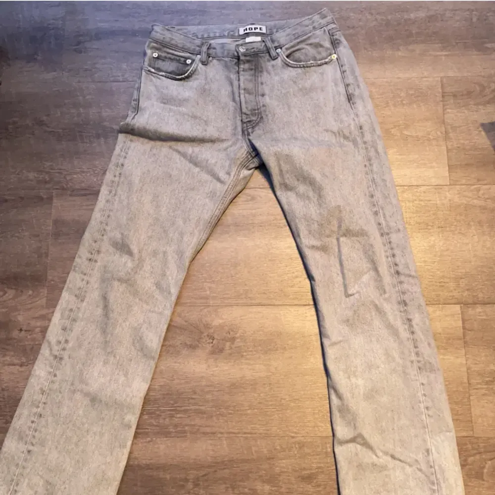 Säljer mina gråa Hope jeans i storlek 29/30, Passar perfekt om du är ca 180. Modellen säljs inte längre, Byxorna är i gott skick. Innerfickorna är sönder men inget som märks överhuvudtaget utanpå, bara att man inte kan använda dem. Skriv för fler bilder. Jeans & Byxor.