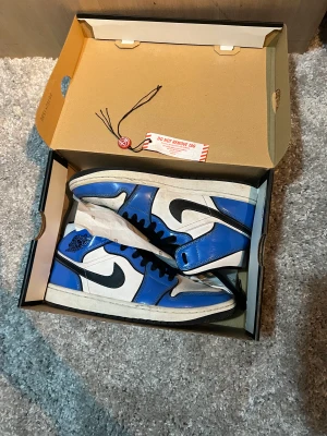 Jordan 1 - Säljer mina jordan 1 signal blue i strlk 9/42,5. Välanvända men ändån i bra skick. Köpta i Usa. Byten kan vara intressant. Några frågor tveka inte o fråga