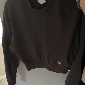 Träningströja - En enkel träningströja från ICIW som endast är använd 1 gång. Kortare i modell och luftig tröningströja. Färgen är en mattare svart och härligt material.💕