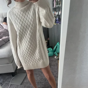 stickad klänning - beige stickad klänning, från H&M  använt 1 gång, storlek XS