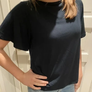 Tröja från h&m  - Jätte fin tshirt med vid ärm från H&M, den är i ett väldigt lyxigt fint material! Inga defekter och i nyskick💞
