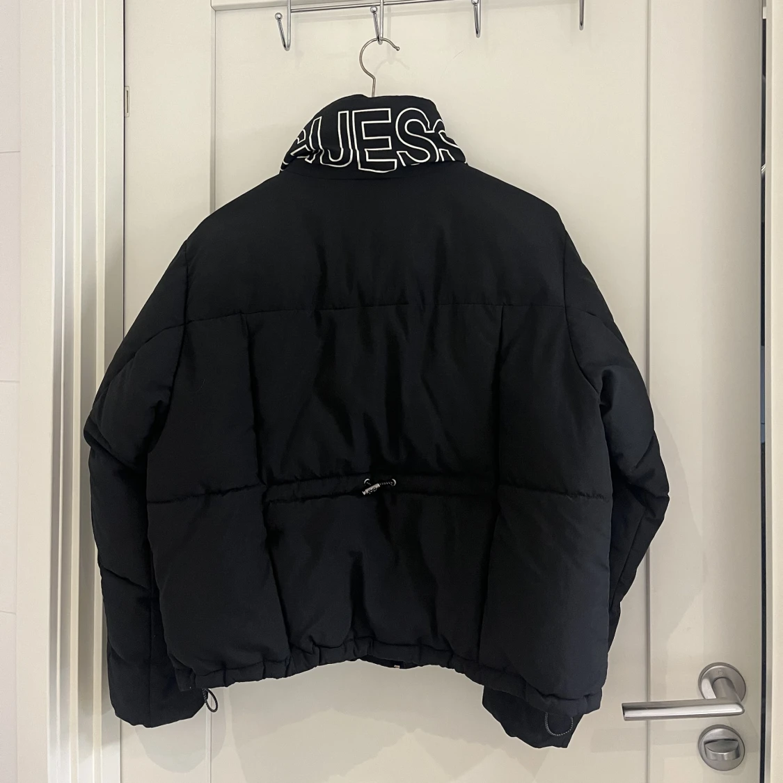 Svart vinterjacka från Guess - 90