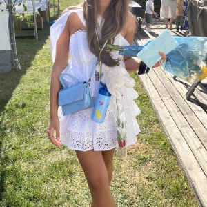 Vit klänning - Säljer nu min studentklänning från Asos!  Den är superfin och sitter verkligen på plats under hela student dagen!! Var så nöjd med den men kommer inte längre till användning 